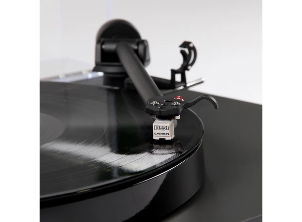 Rega Planar 1 Plus, Carbon, sort RIAA-trinn, RB110 arm, EBLT drivrem 