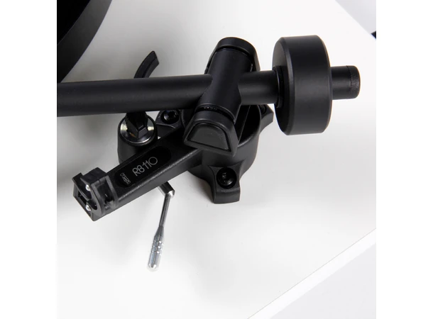 Rega Planar 1 Plus, Carbon, hvit RIAA-trinn, RB110 arm, EBLT drivrem 