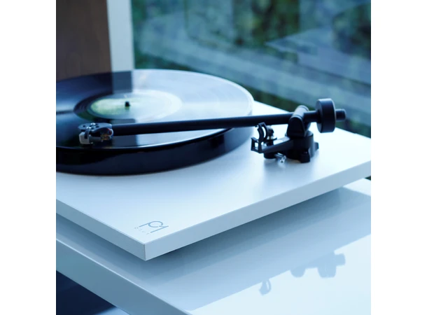 Rega Planar 1 Plus, matt hvit Inkl. Riaa, Carbon pickup, RB110 arm 