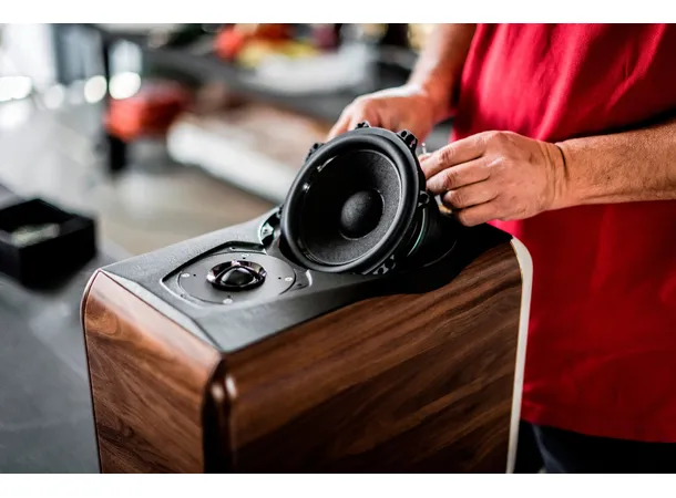 Sonus Faber Electa Amator III, valnøtt 2 veis høyttaler, inkludert stativ, par 