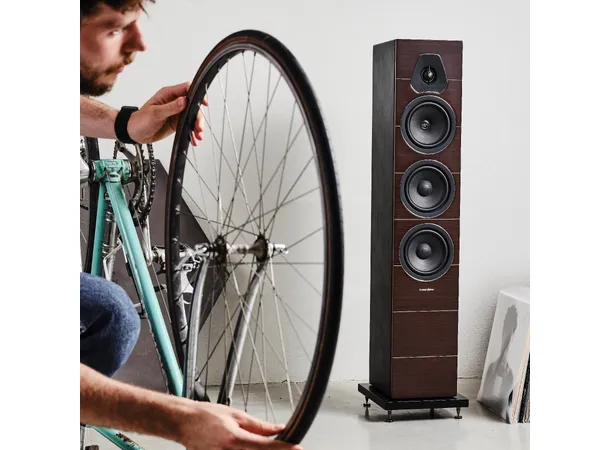 Sonus Faber Lumina III og Rega Elex-R Stereopakke med høyttalere i wenge 