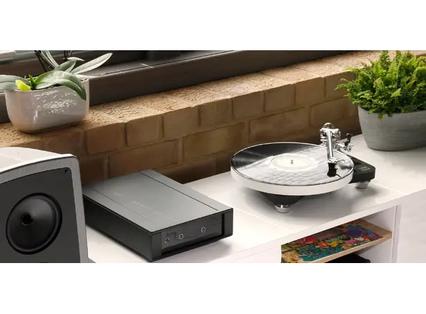 Rega Naia, Aphelion 2 MC-pickup, Black RB titanium tonearm, ekstern PSU 