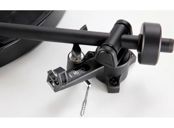 Rega Planar 1 Plus, Carbon, walnut RIAA-trinn, RB110 arm, EBLT drivrem 