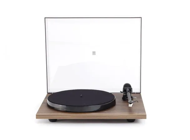 Rega Planar 1 Plus, Carbon, walnut RIAA-trinn, RB110 arm, EBLT drivrem 
