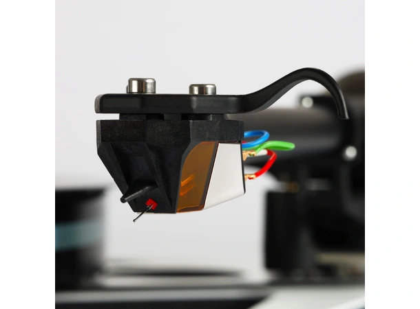 Rega Planar 6 RS, Nd9 pickup, sort RB880 arm, doble drivremmer, NEO Mk2 PSU 