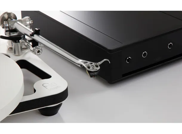 Rega Planar 10, Apheta 3 pickup, hvit RB3000 arm, ekstern PSU 