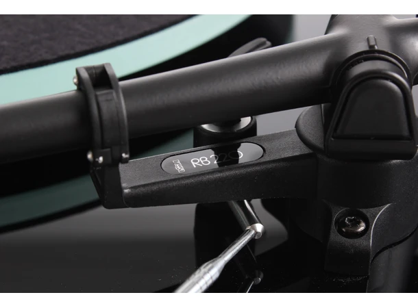 Rega Planar 2, Carbon pickup, Black Glasstallerken, RB220 arm, EBLT drivrem 